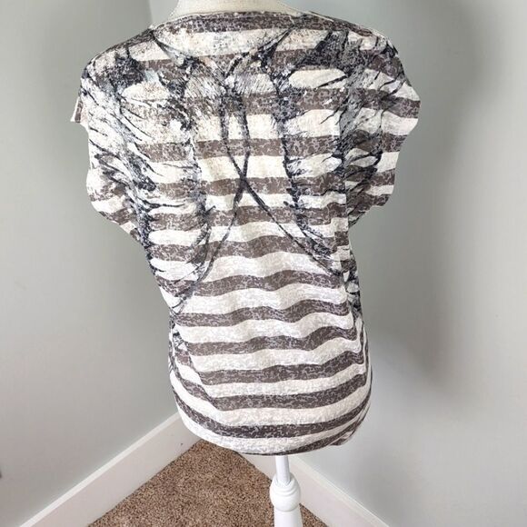 ROCK & REPUBLIC WOMEN'S TEE SHIRT GRAY & WHITE WITH ANGEL WING DECOR SIZE SMALL - Picture 4 of 5